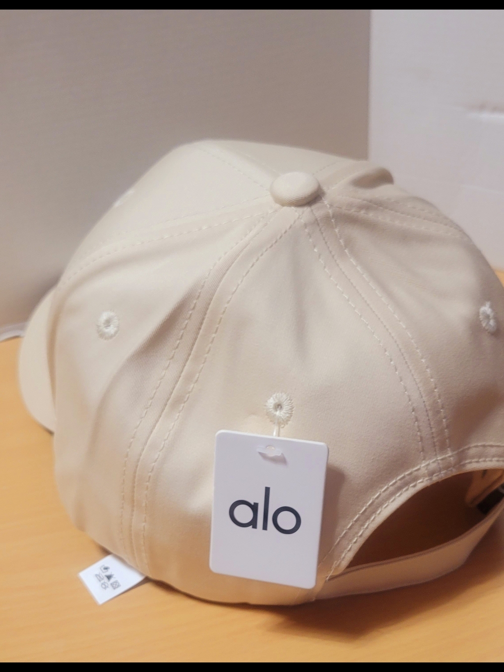 ALO Yoga Cream Logo Strapback Cap - Picture 2 of 6